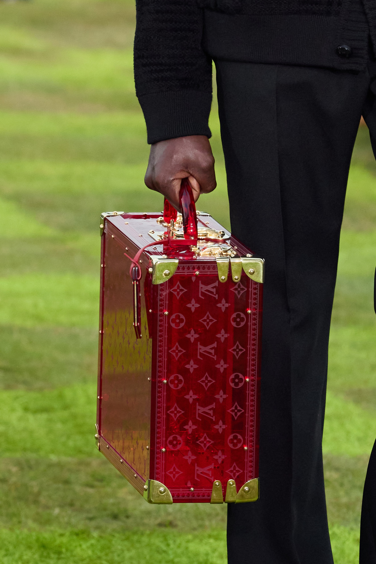 Een LV-koffer op de catwalk