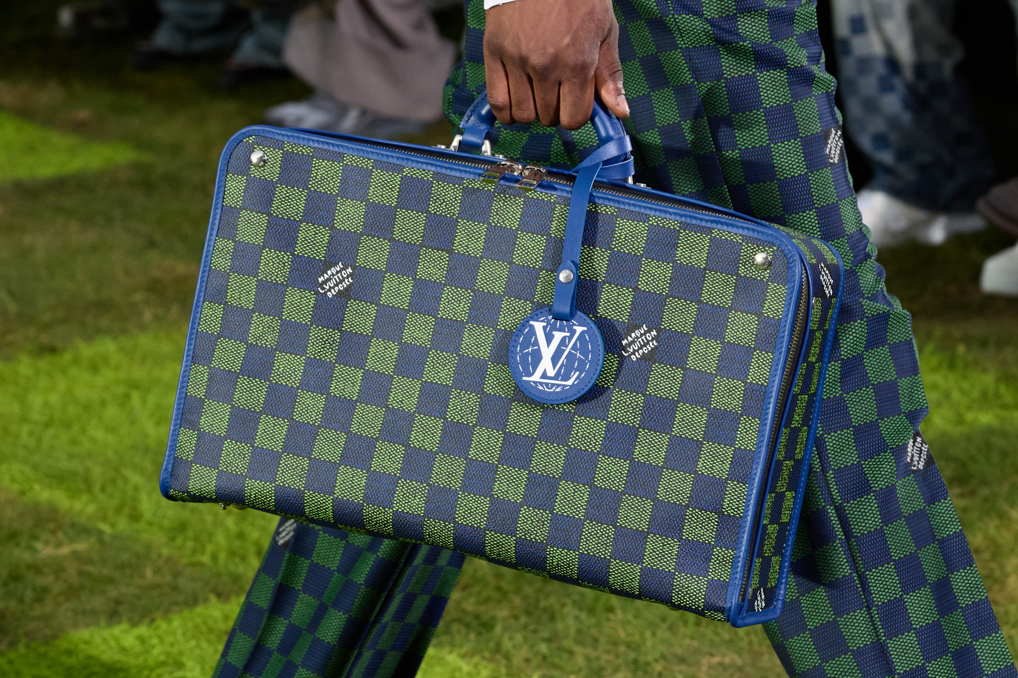 Een van de tassen van Louis Vuitton menswear lente/zomer 2025