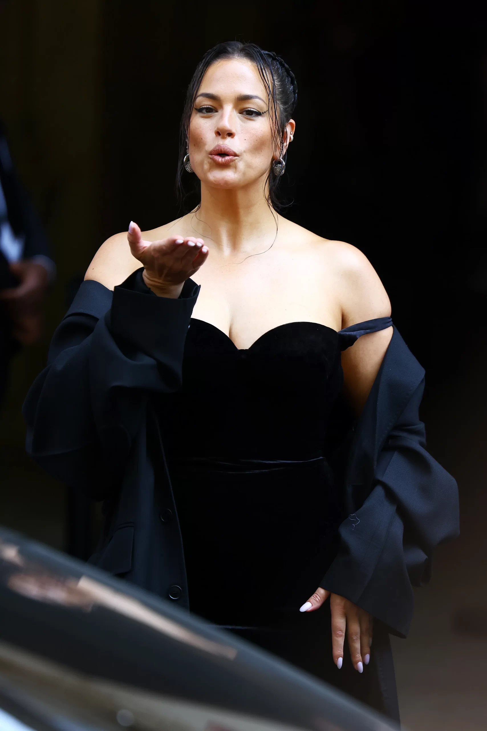 Ashley Graham bij Balenciaga tijdens Couture Fashion Week herfst/winter 2024