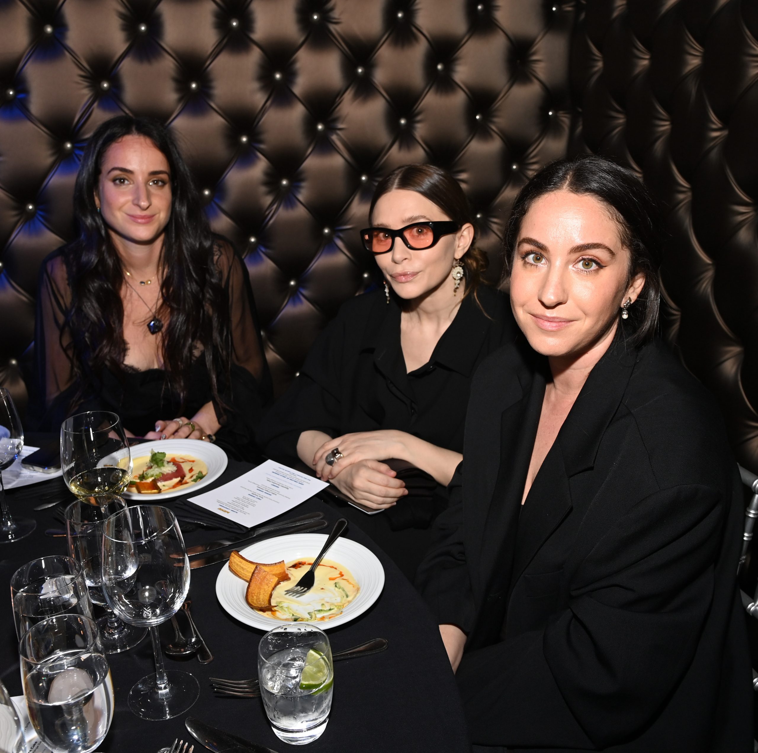 Ashley Olsen in een bril met gekleurde glazen