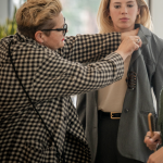 Margriet Procee (links) en Delfina Chaves als Máxima (rechts) op de set van 'Maxima' de serie.