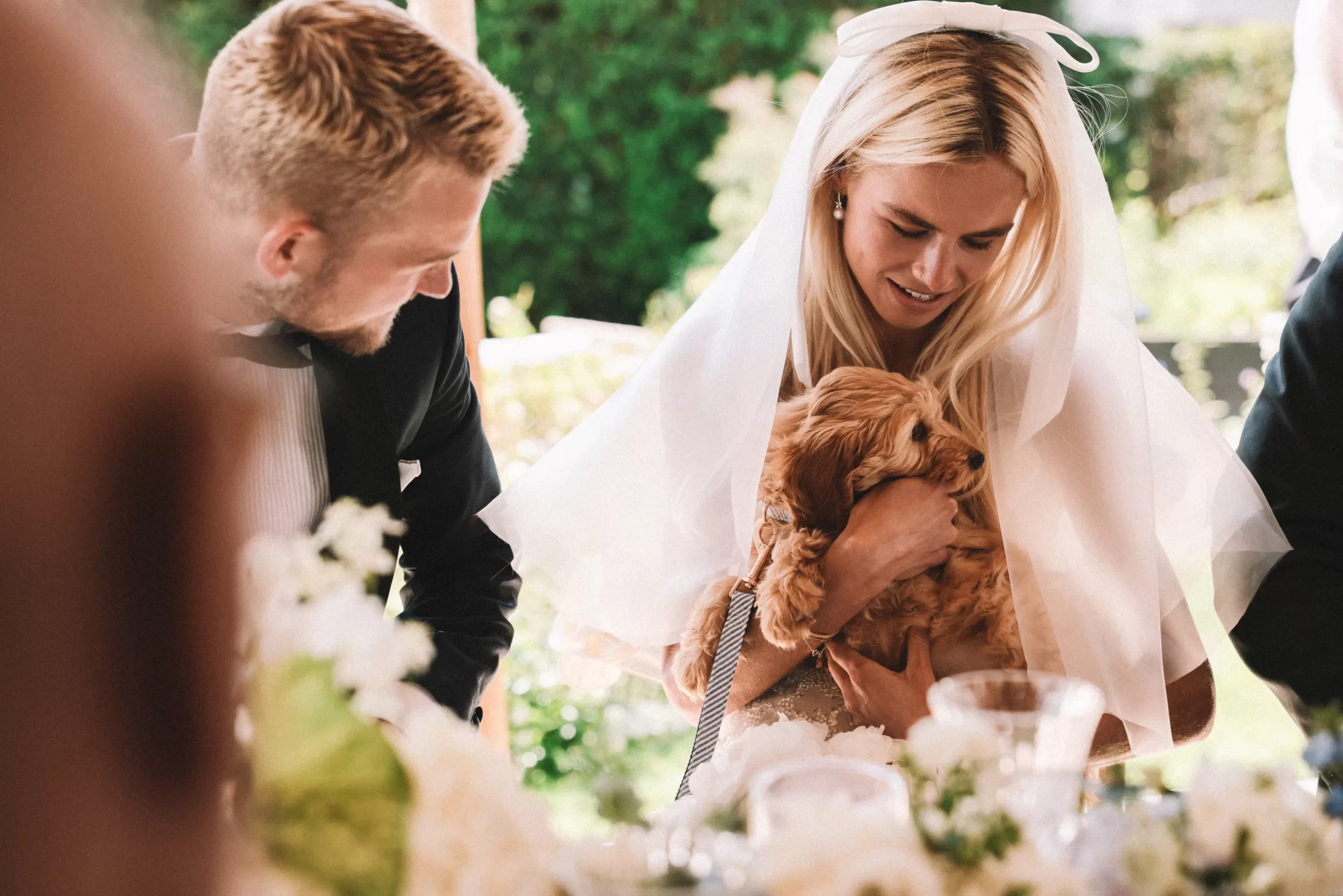 Annekee met haar pas gekregen hondje