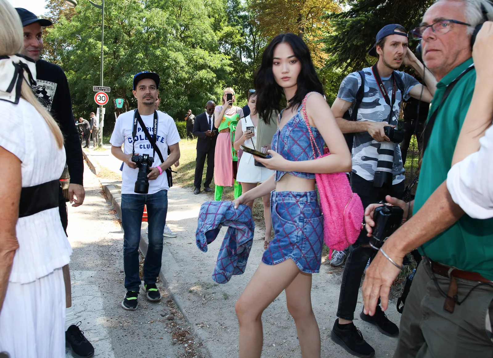 Een streetsylelook tijdens herfst/winter couture 2022