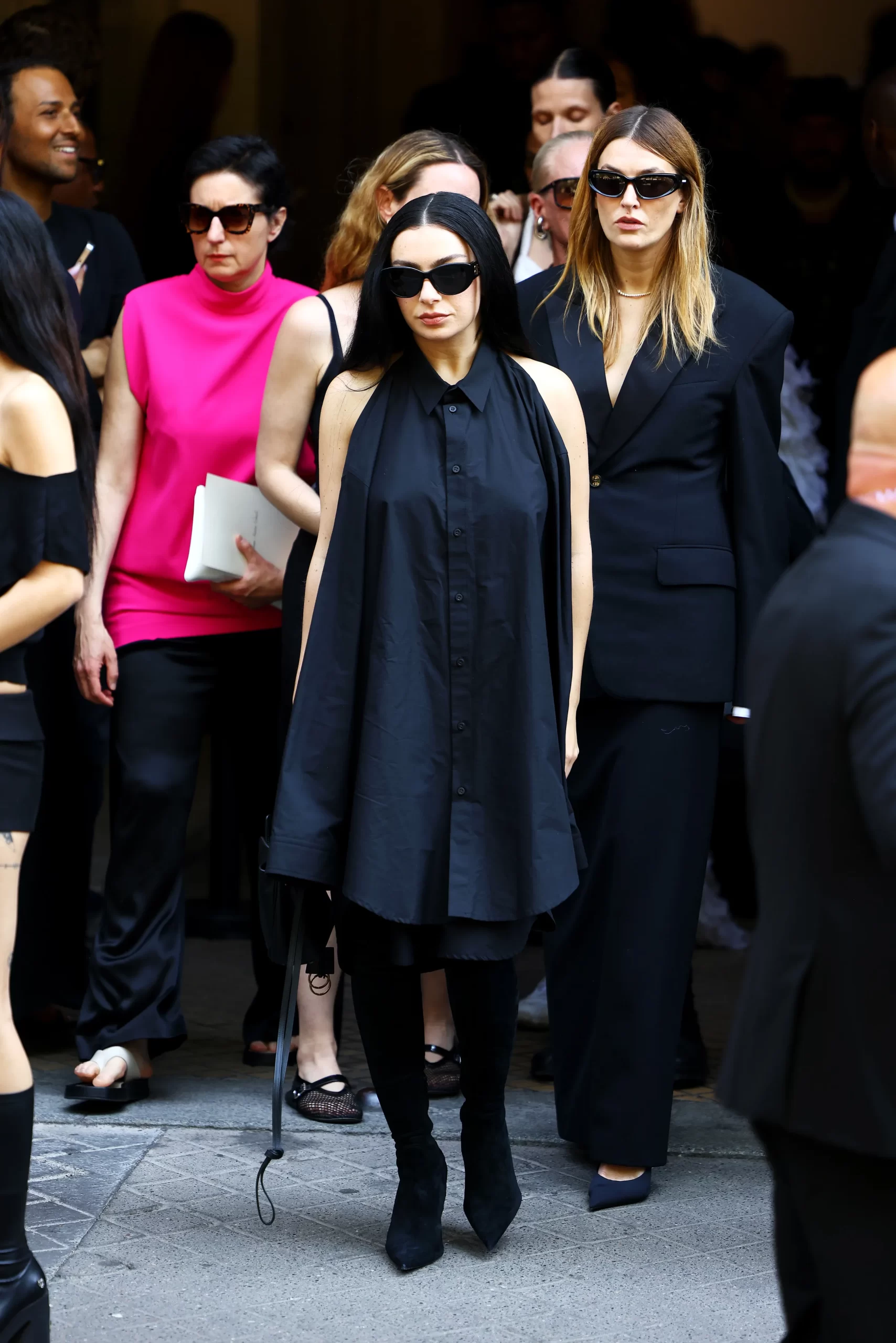 Charli XCX bij Balenciaga tijdens Couture Fashion Week herfst/winter 2024