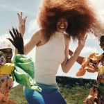 Een model danst met inwoners van Curacao