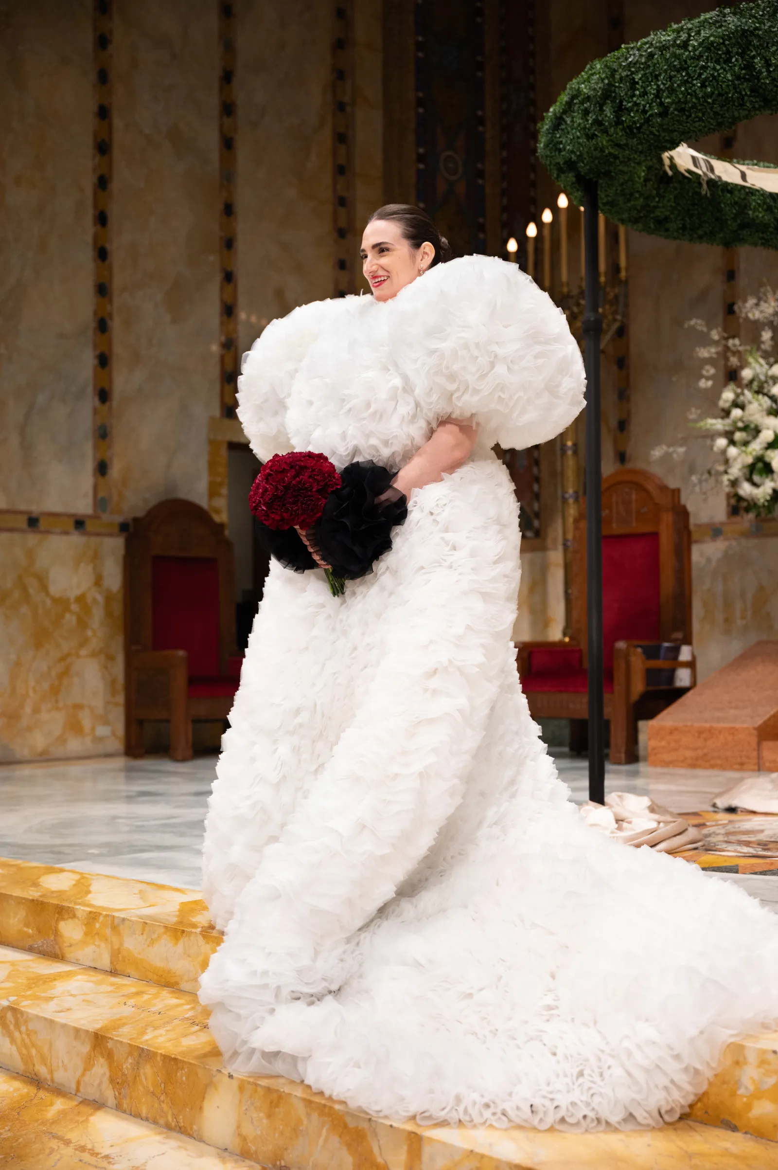 Bruid Dolly Meckler in een trouwjurk van Pucci x Tomo Koizumi