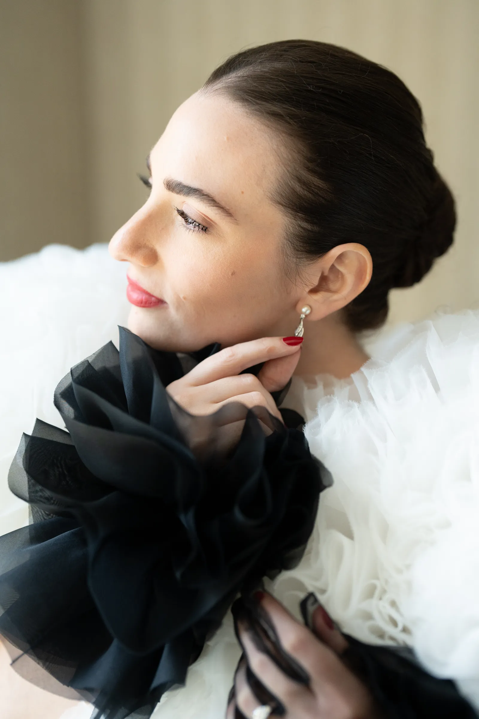 Bruid Dolly Meckler in een trouwjurk van Pucci x Tomo Koizumi