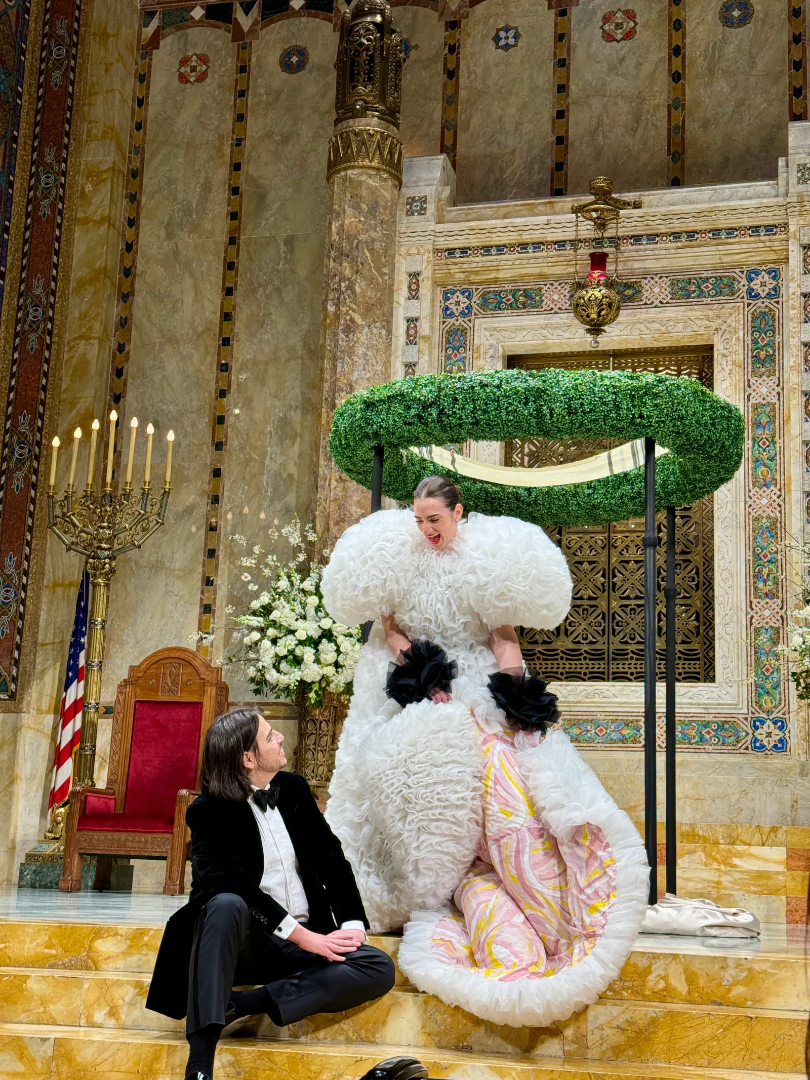 Bruid Dolly Meckler in een trouwjurk van Pucci x Tomo Koizumi