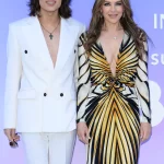 Elizabeth Hurley samen met haar zoon Damian in Londen