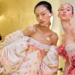 Backstage bij de show van Giambattista Valli tijdens Couture Fashion Week herfst/winter 2024