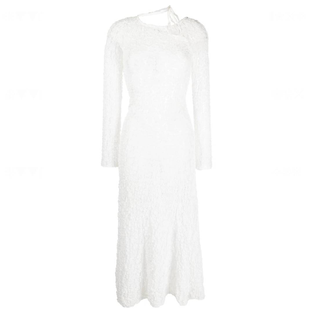 de-bohemian-stijl-keert-deze-zomer-terug-met-de-witte-kanten-jurk