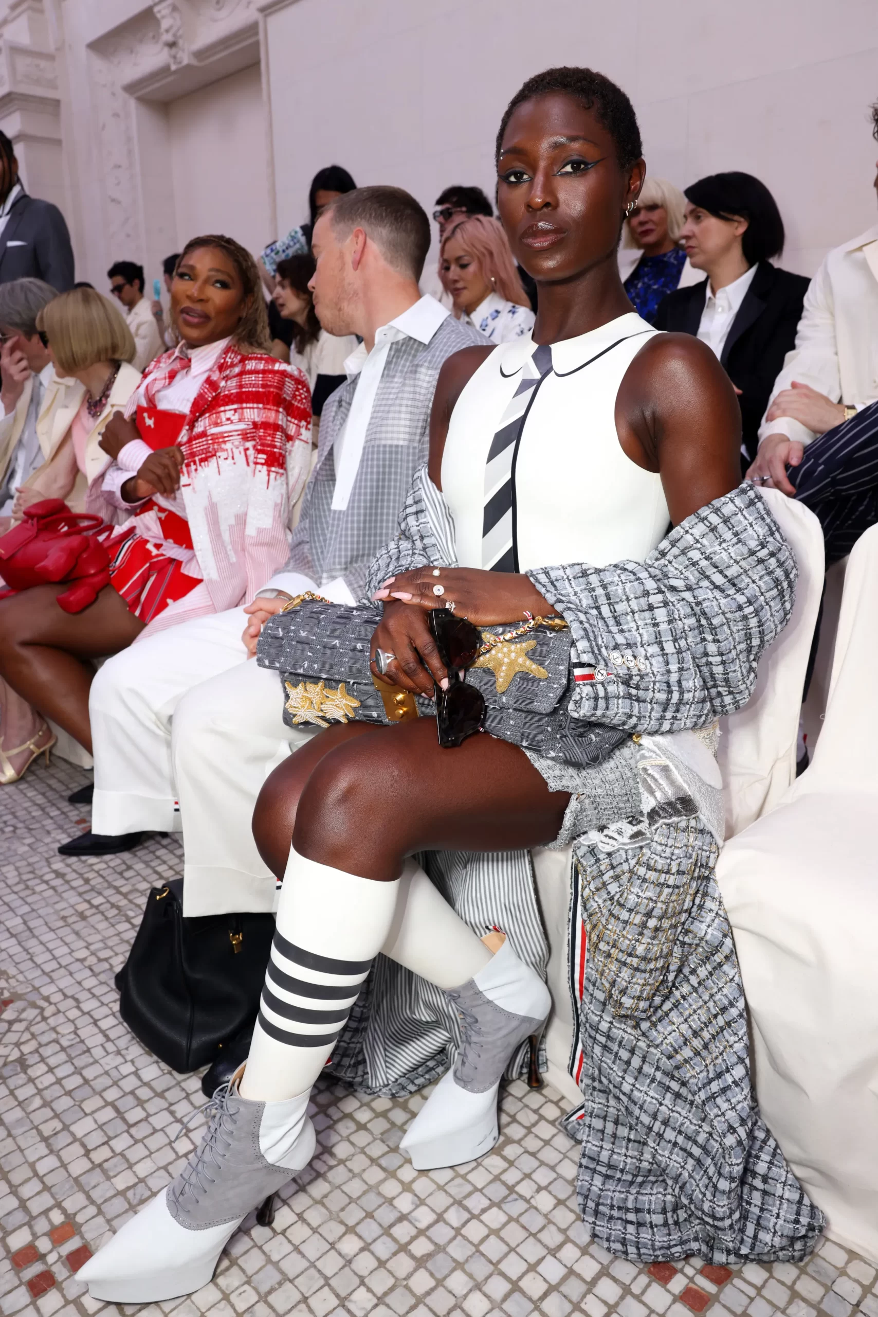 Jodie Turner-Smith bij Thom Browne tijdens Couture Fashion Week herfst/winter 2024