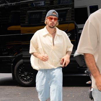 justin-bieber-opnieuw-gespot-in-onverwachte-combinatie-met-deze-degelijke-schoenen-303377