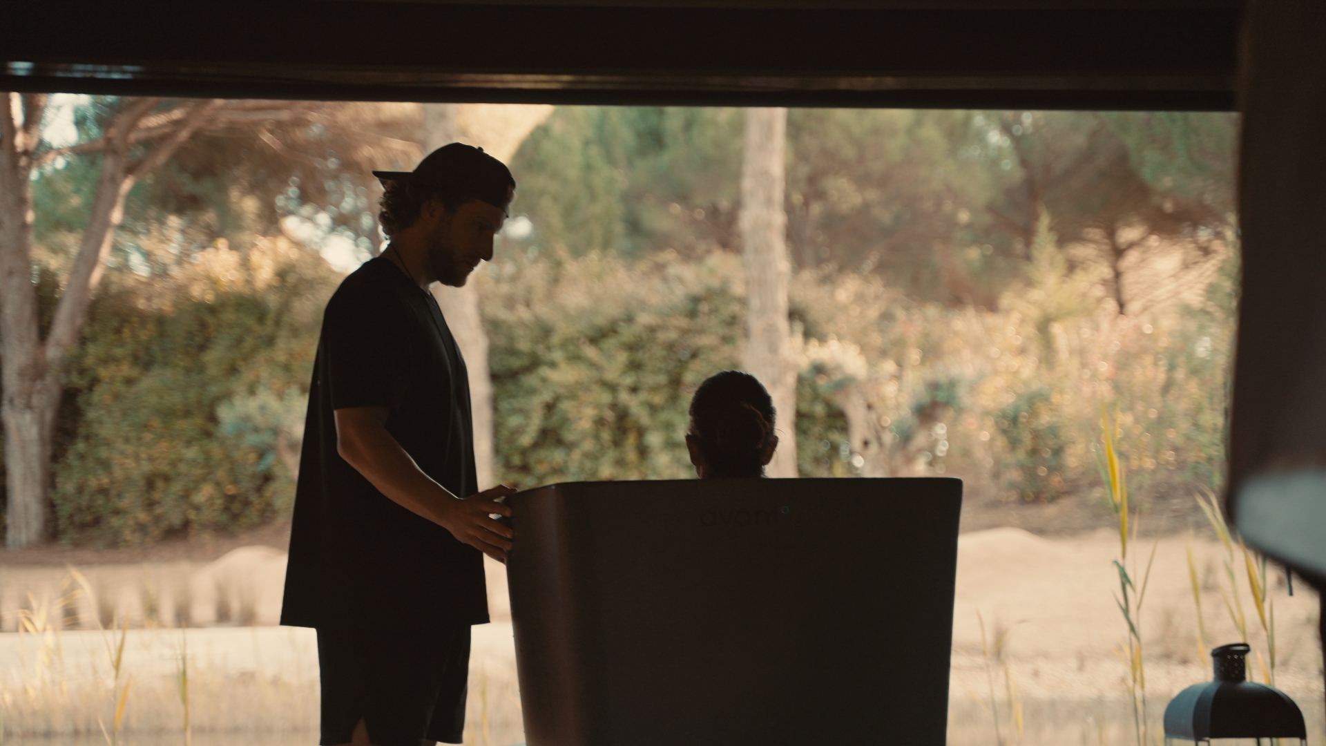 Yeliz neemt een ijsbad tijdens de retreat van Kaer