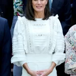 Koningin Letizia draagt een witte look met tennisschoenen