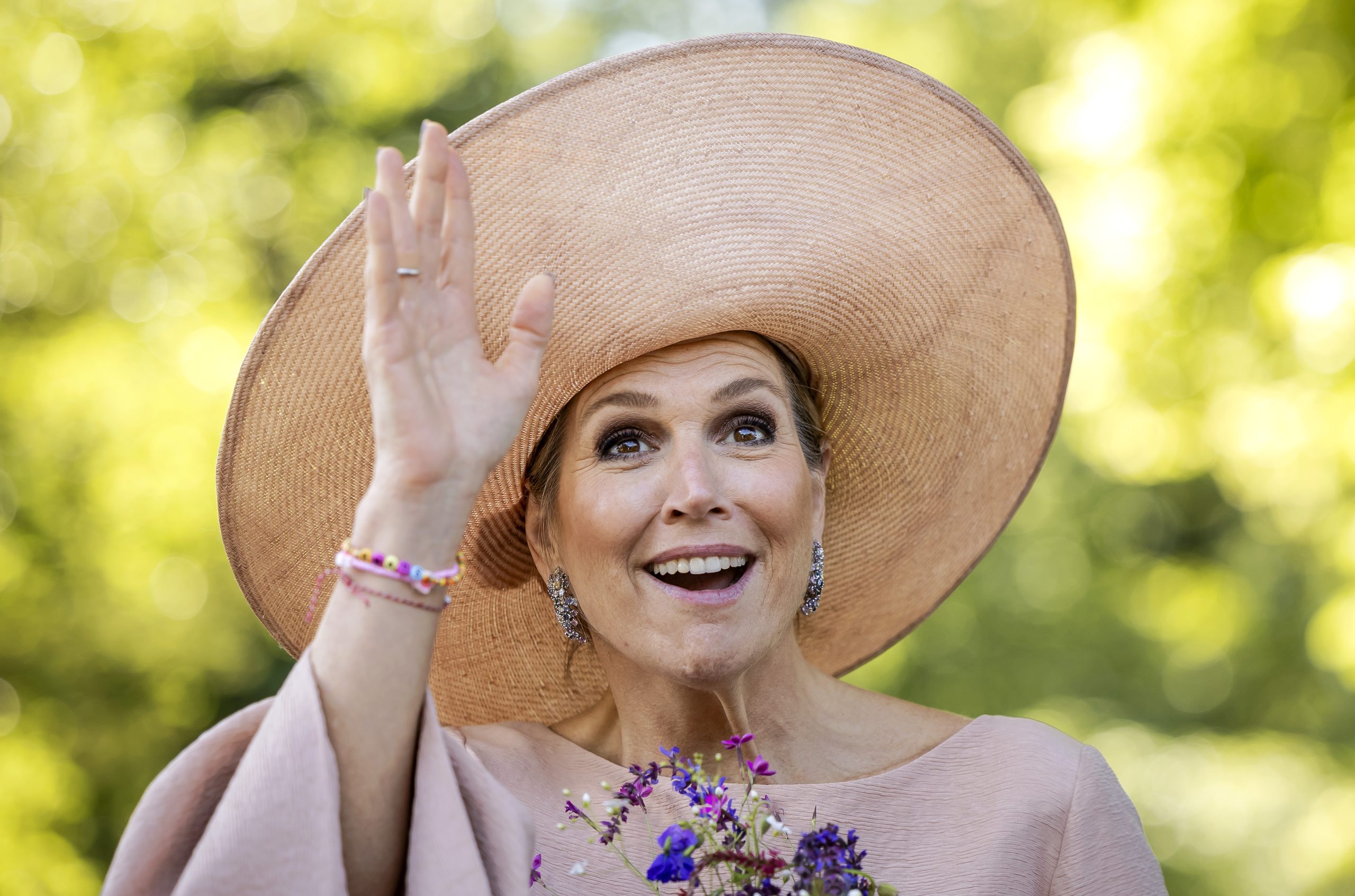 Koningin Máxima draagt kralen armbandjes