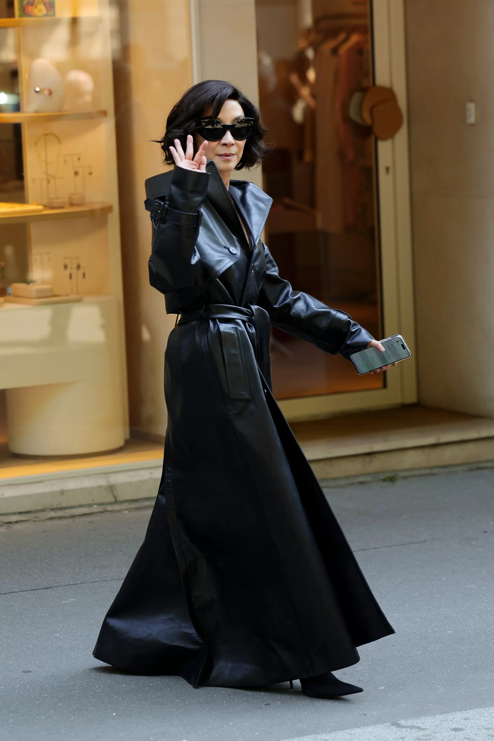 Michelle Yeoh bij Balenciaga tijdens Couture Fashion Week herfst/winter 2024