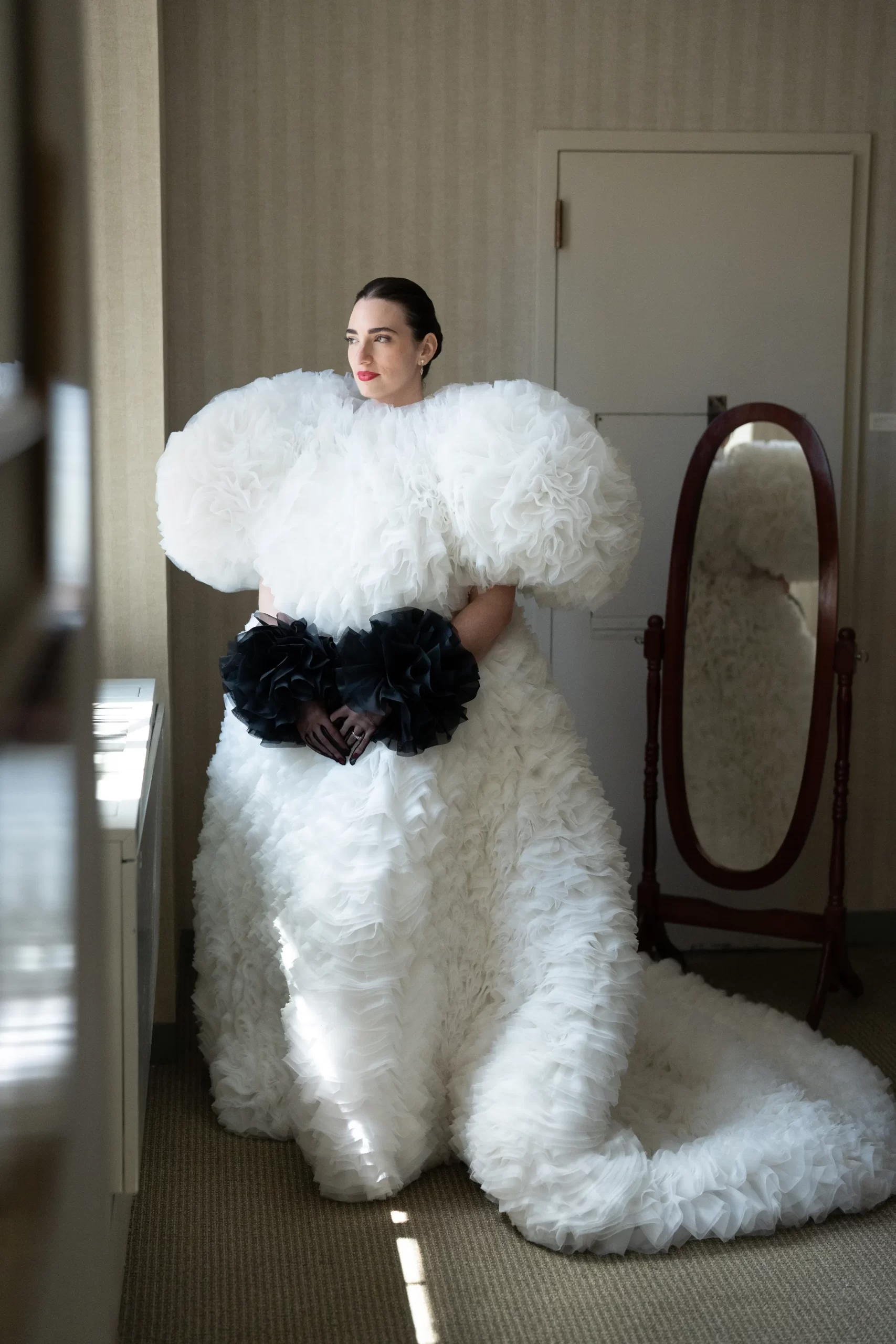 Bruid Dolly Meckler in een trouwjurk van Pucci x Tomo Koizumi