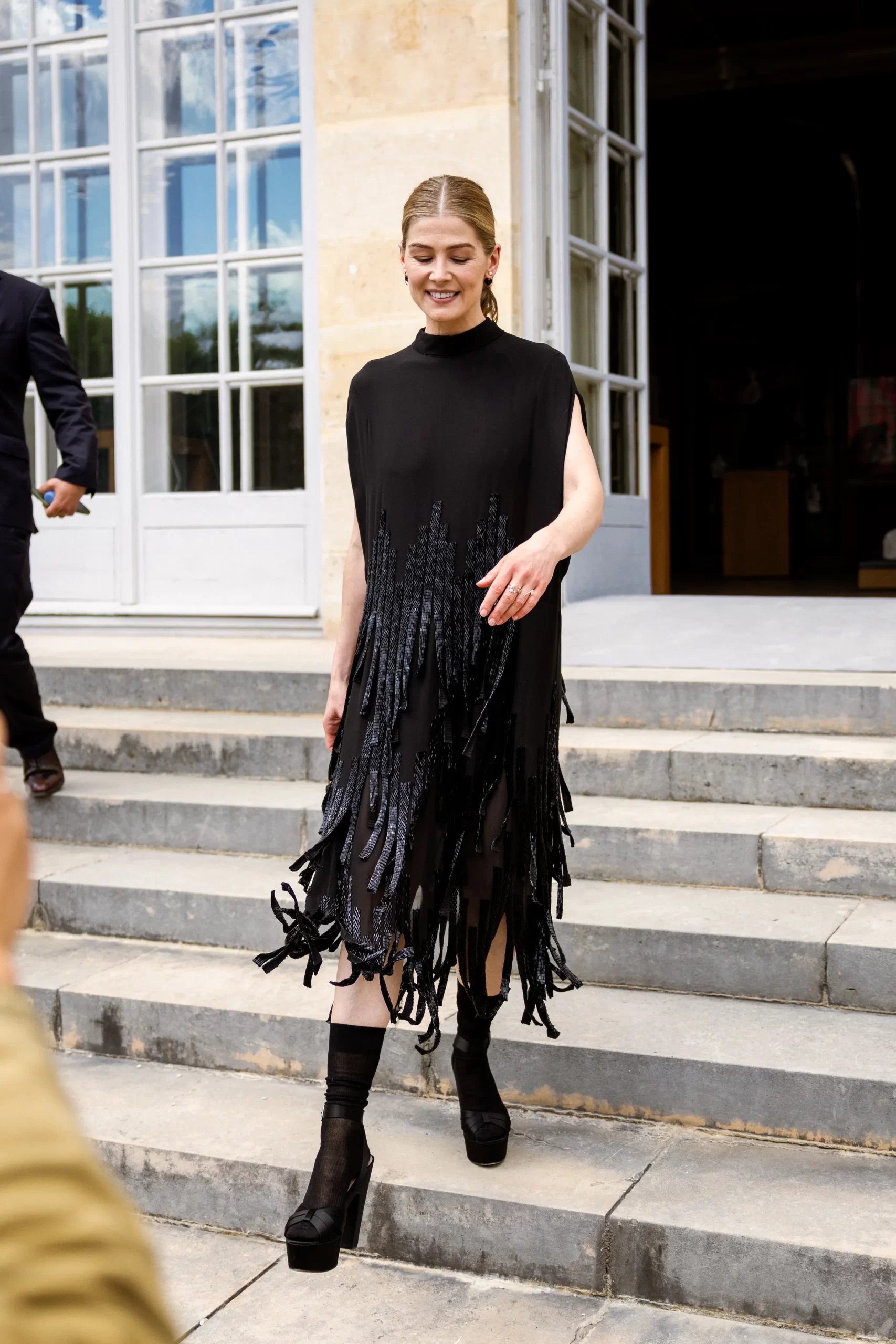 Rosamund Pike tijdens Couture Fashion Week herfst/winter 2024