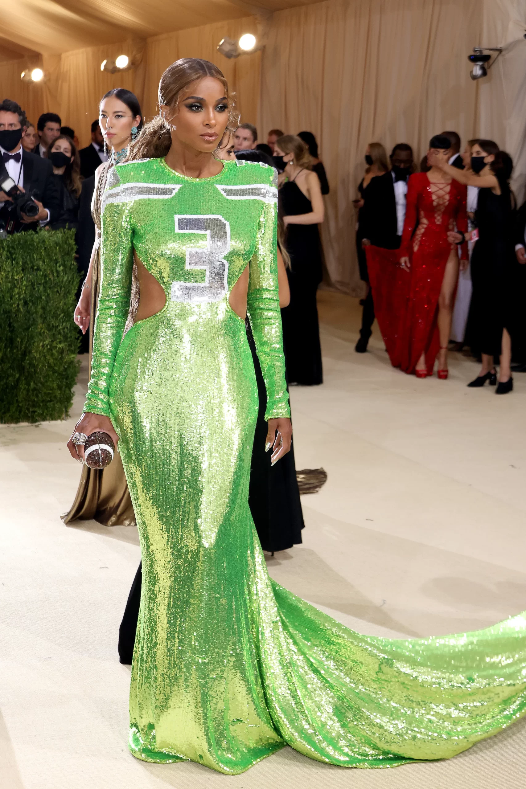 Ciara draagt een sportieve jurk naar het Met Gala