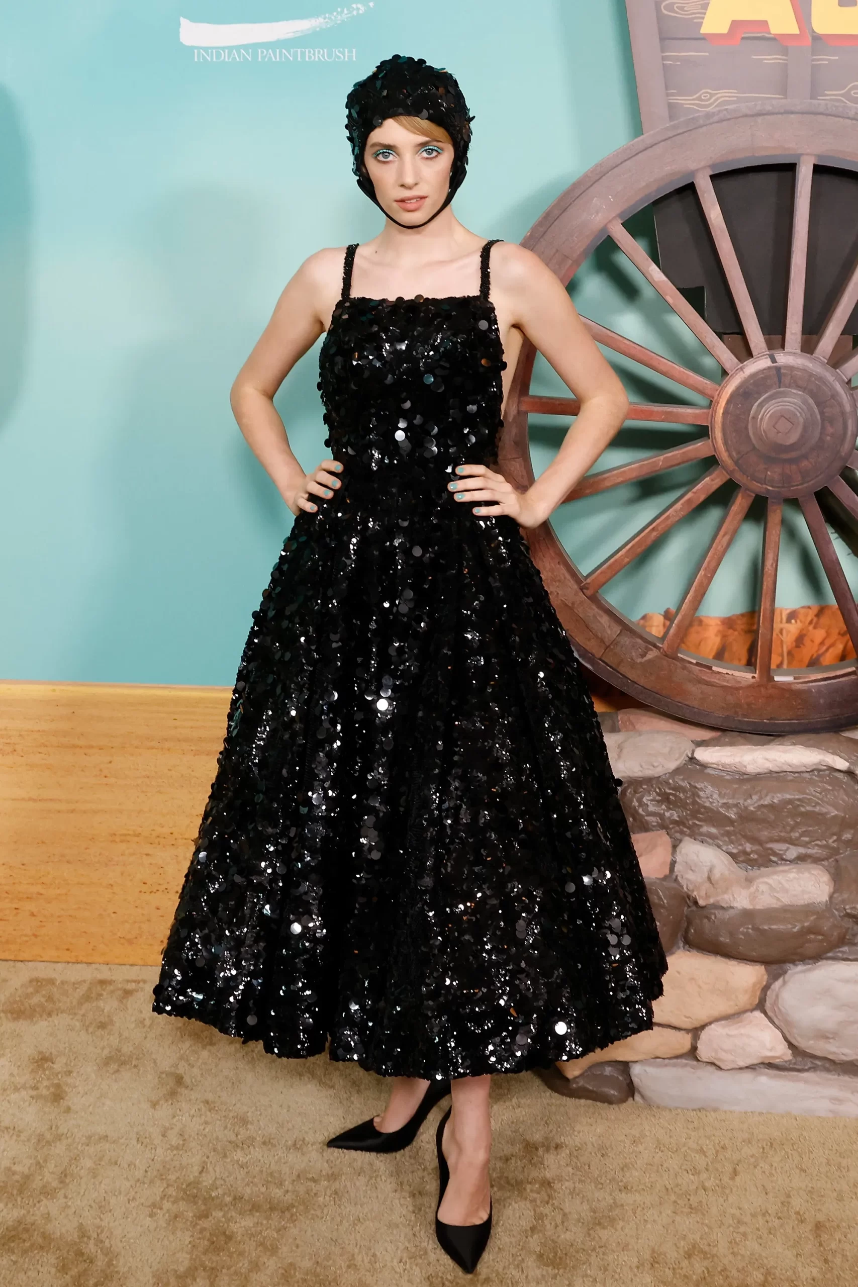 Maya Hawke draagt een baljurk met abstracte badmuts