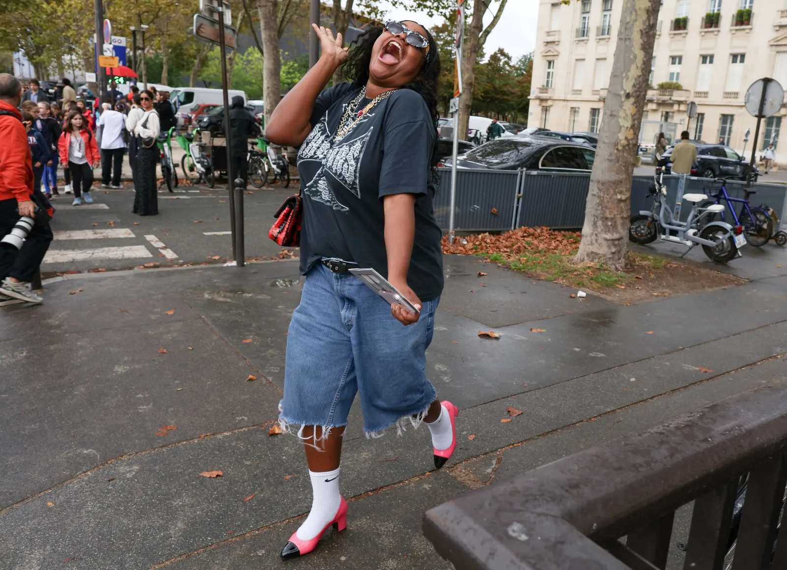 Een outfit met denim shorts gespot in Parijs