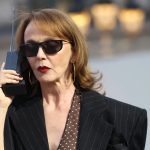 Sylvie uit Emily in Paris op de catwalk van Vogue World 2024