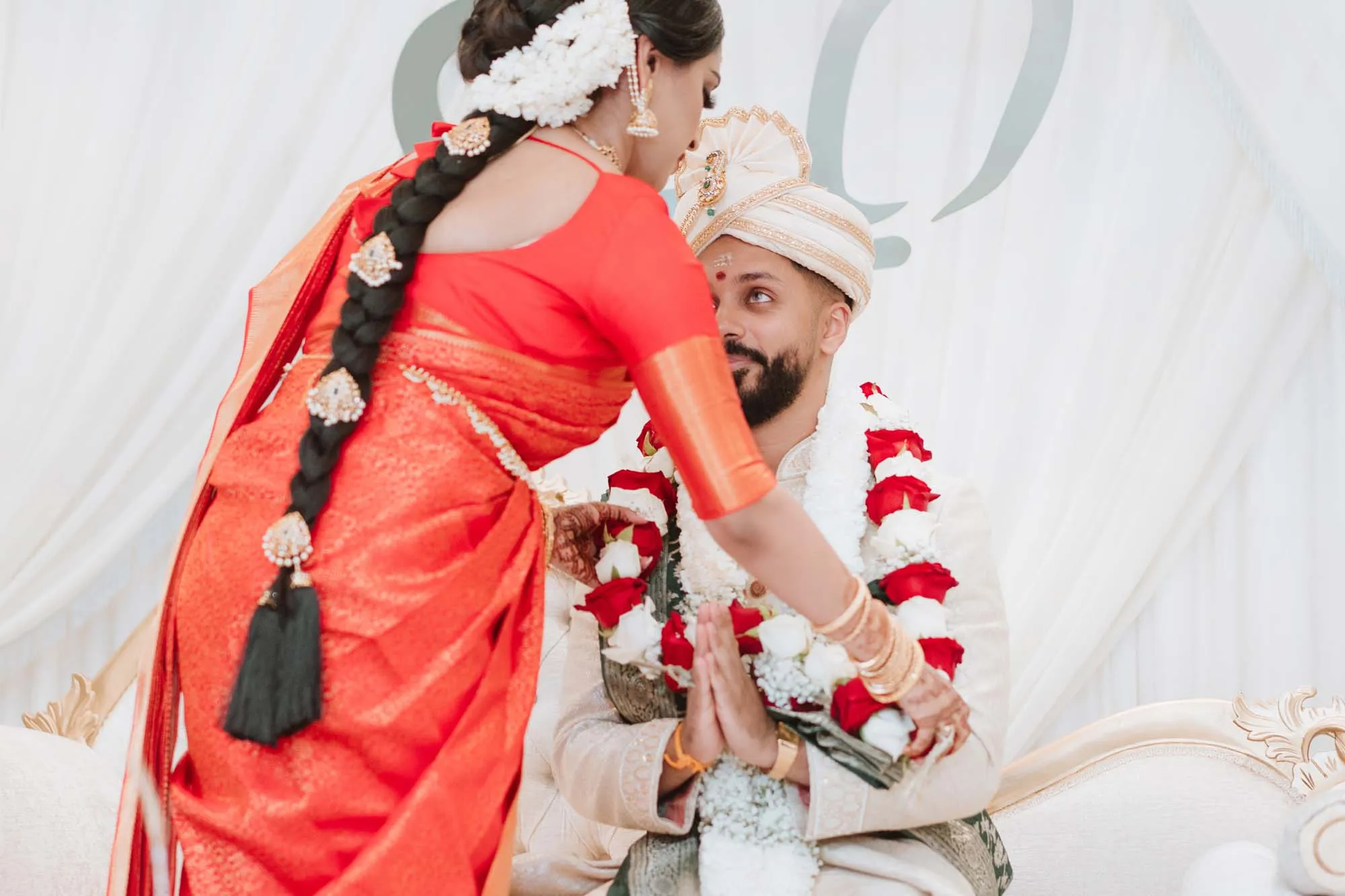 De bruid en de bruidegom in traditionele trouwlooks