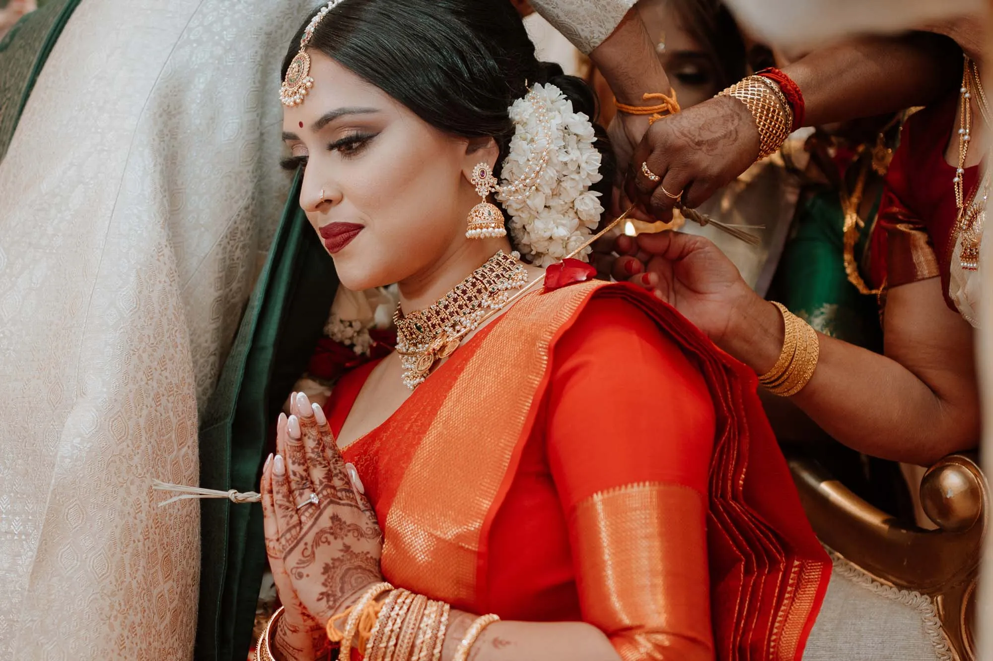 De bruid in haar rode sar