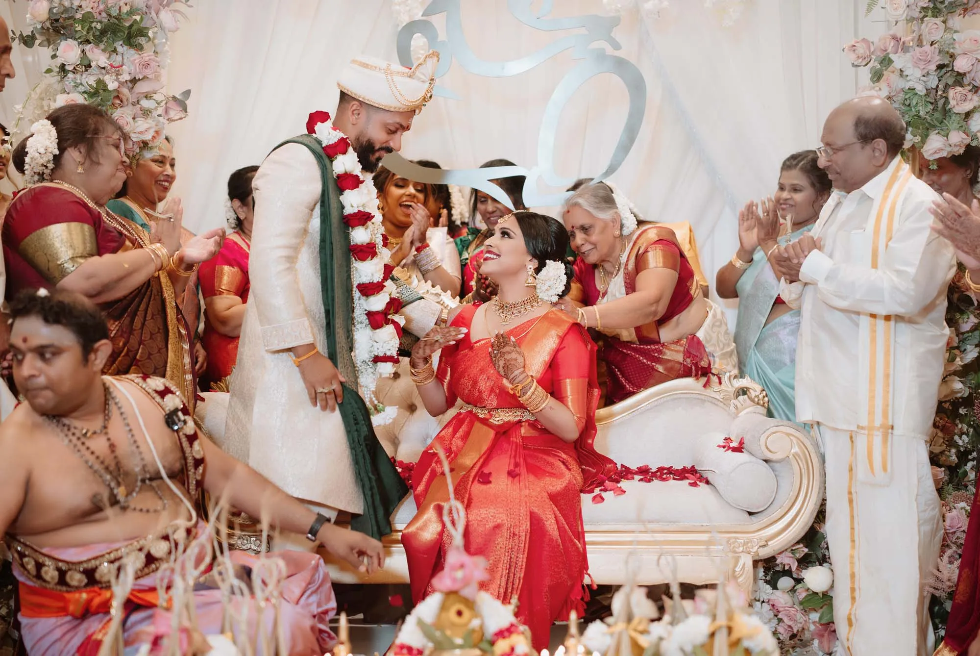 De bruid en de bruidegom in traditionele trouwlooks