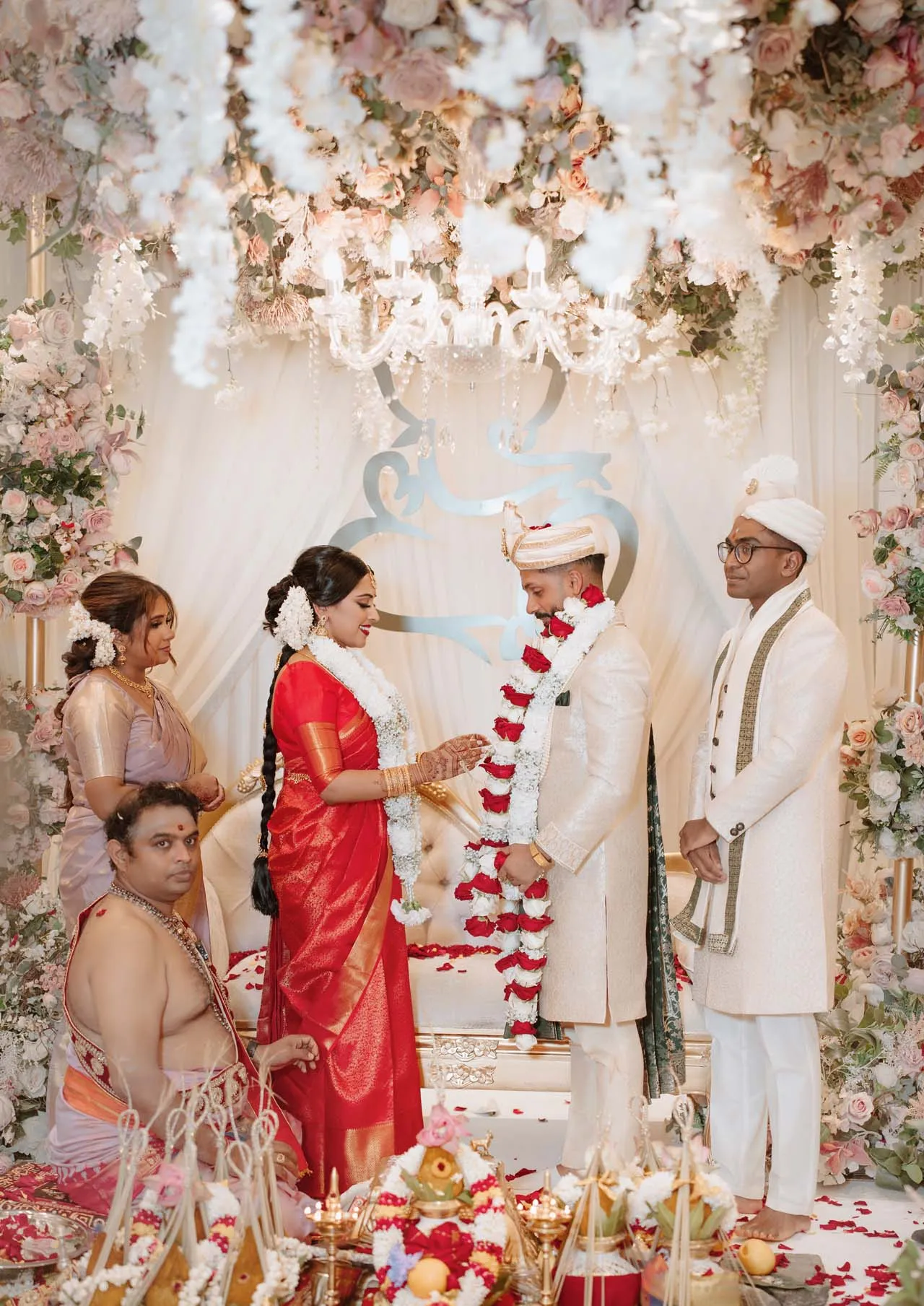 De bruid en de bruidegom in traditionele trouwlooks