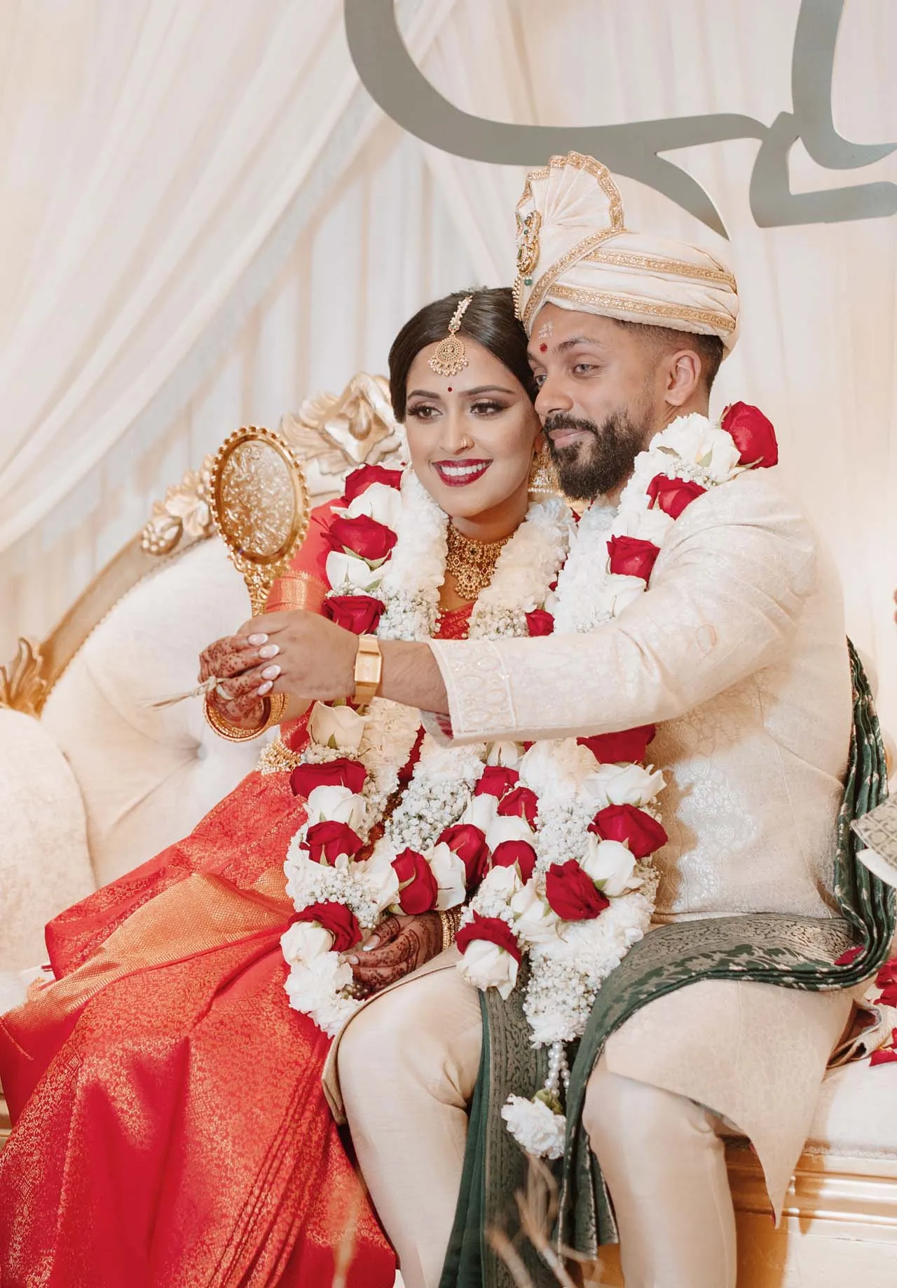 De bruid en de bruidegom in traditionele trouwlooks