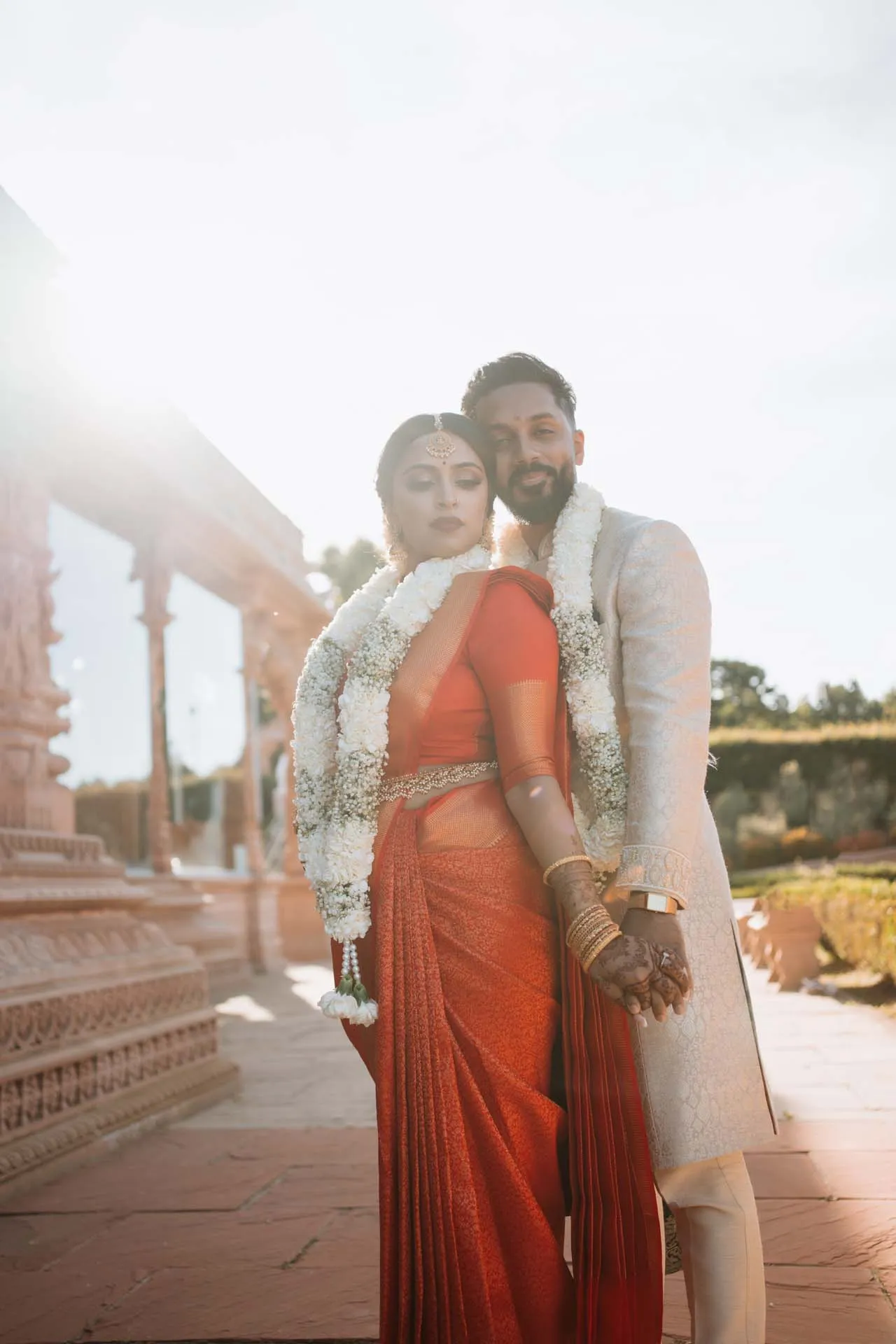 De bruid en de bruidegom in traditionele trouwlooks