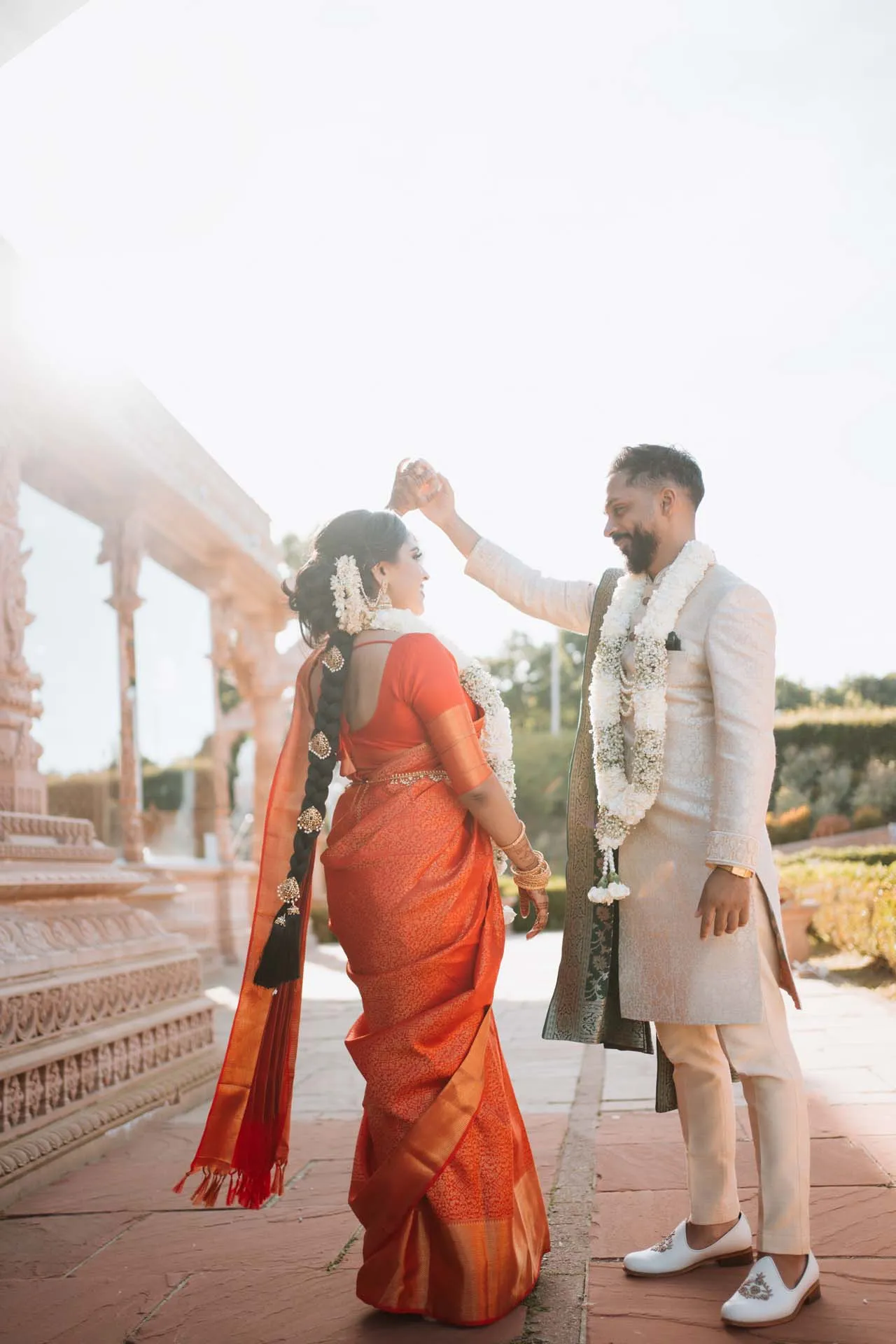 De bruid en de bruidegom in traditionele trouwlooks