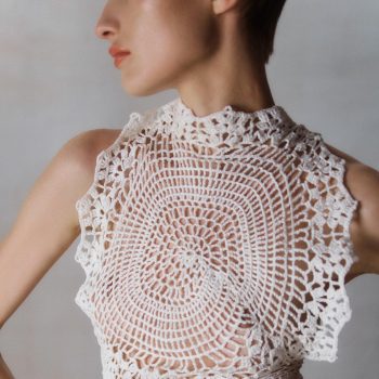 deze-ogenschijnlijk-oubollige-tops-blijken-perfect-voor-een-luchtige-en-chique-zomerlook-302691