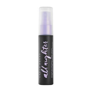 Setting spray van Urban Decay is een van de beauty-essentials voor een festival