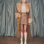 Een look uit het eerste lookbook van Alessandro Michele voor Valentino