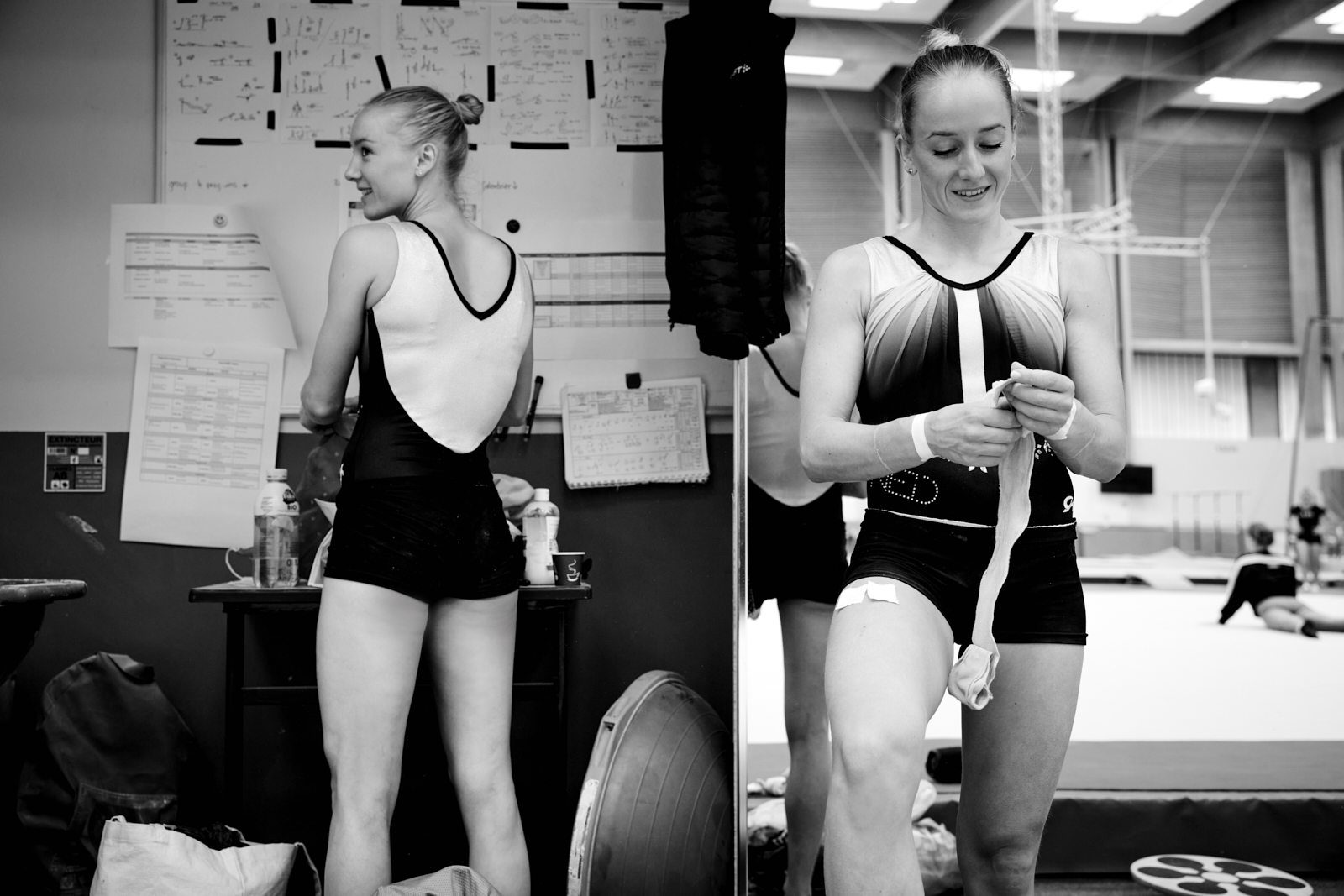 Turnsters Sanne en Lieke Wevers trainen voor de Olympische Spelen in Parijs