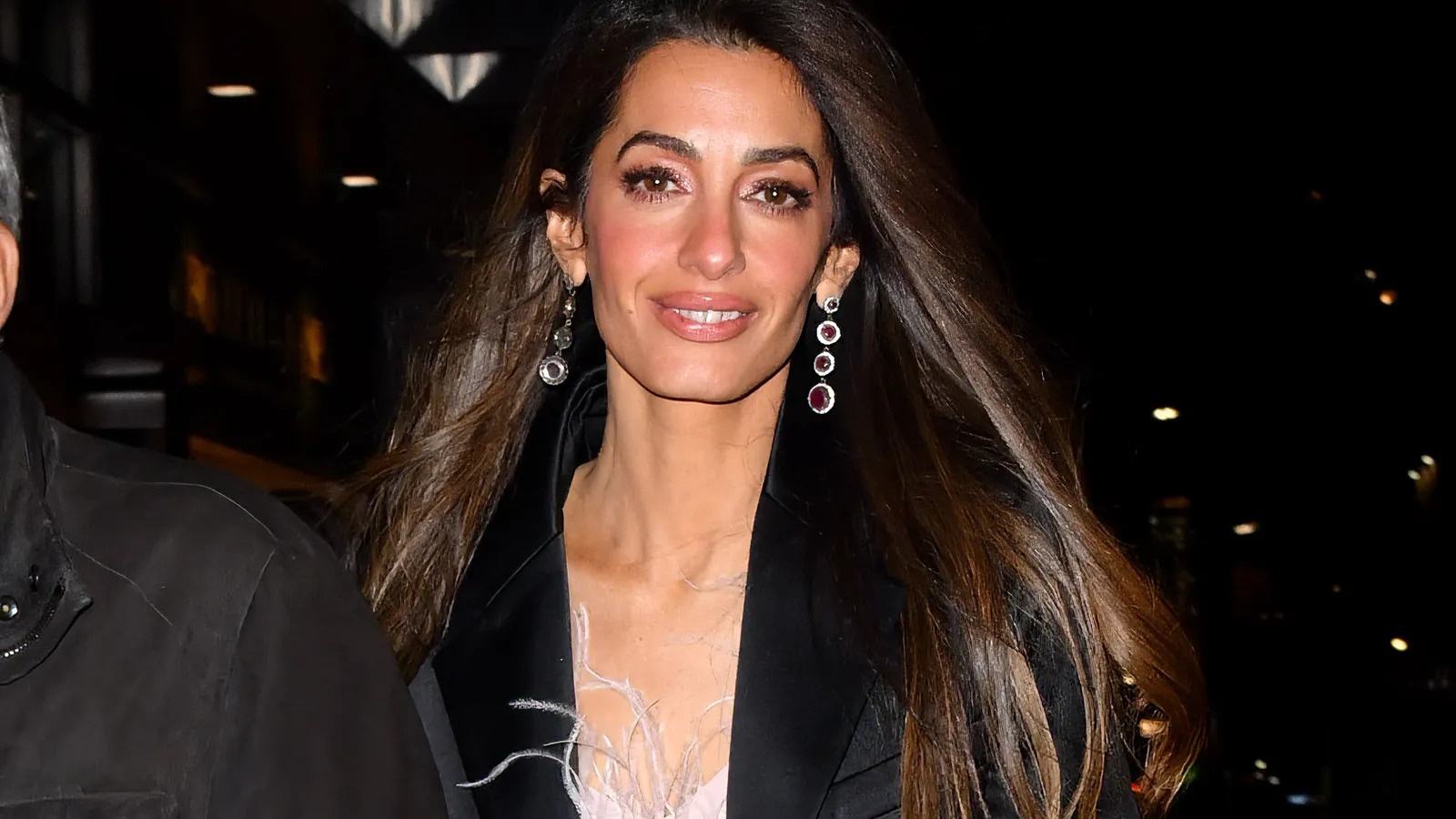 Volgens de haarstylist van Amal Clooney is dit de ideale shampoo