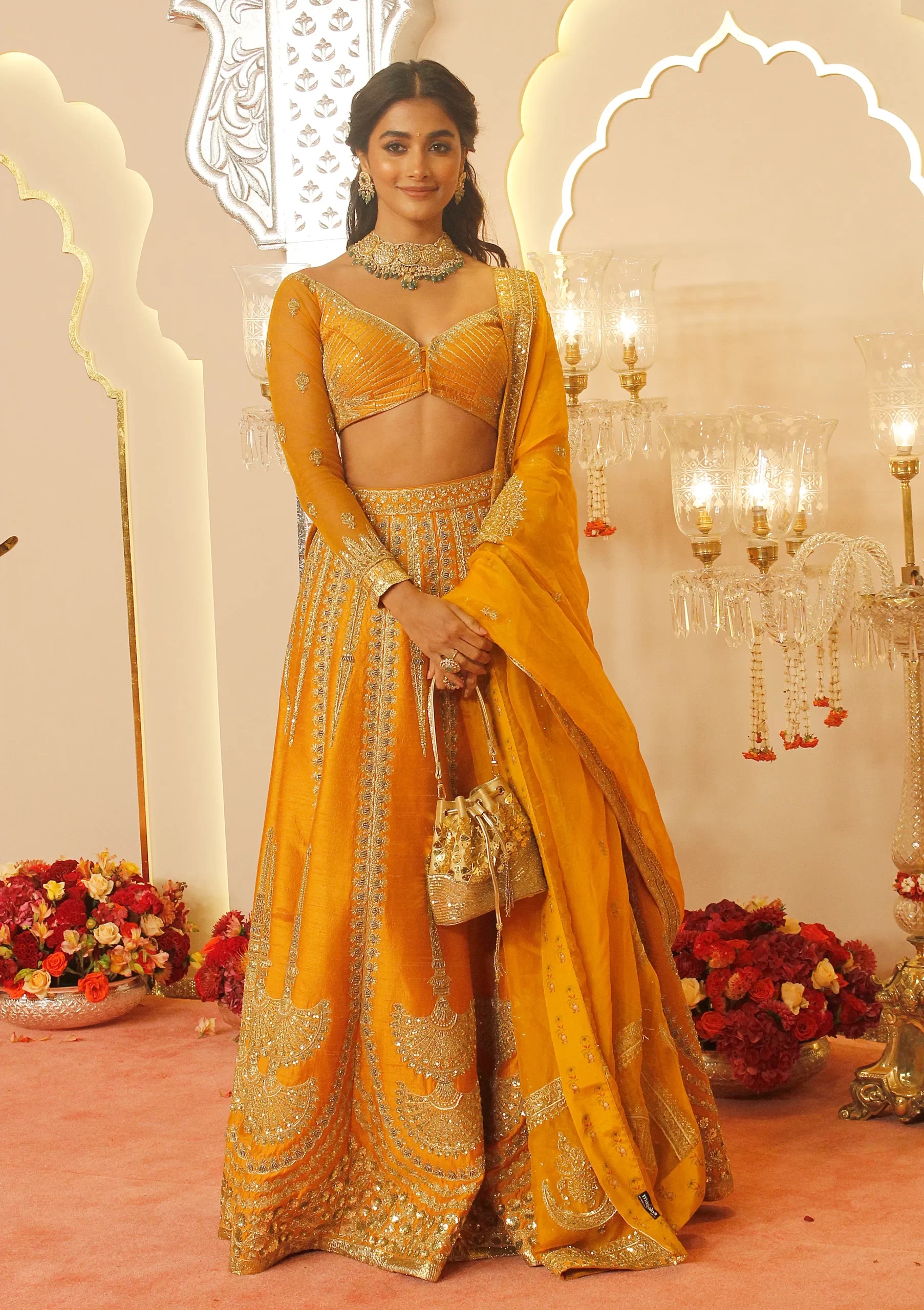 Pooja Hedge woont de bruiloft van Ambani bij in India