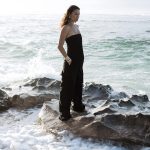 Foto uit Vogue met model met krullend haar op Hawaii bij vochtig weer in zee