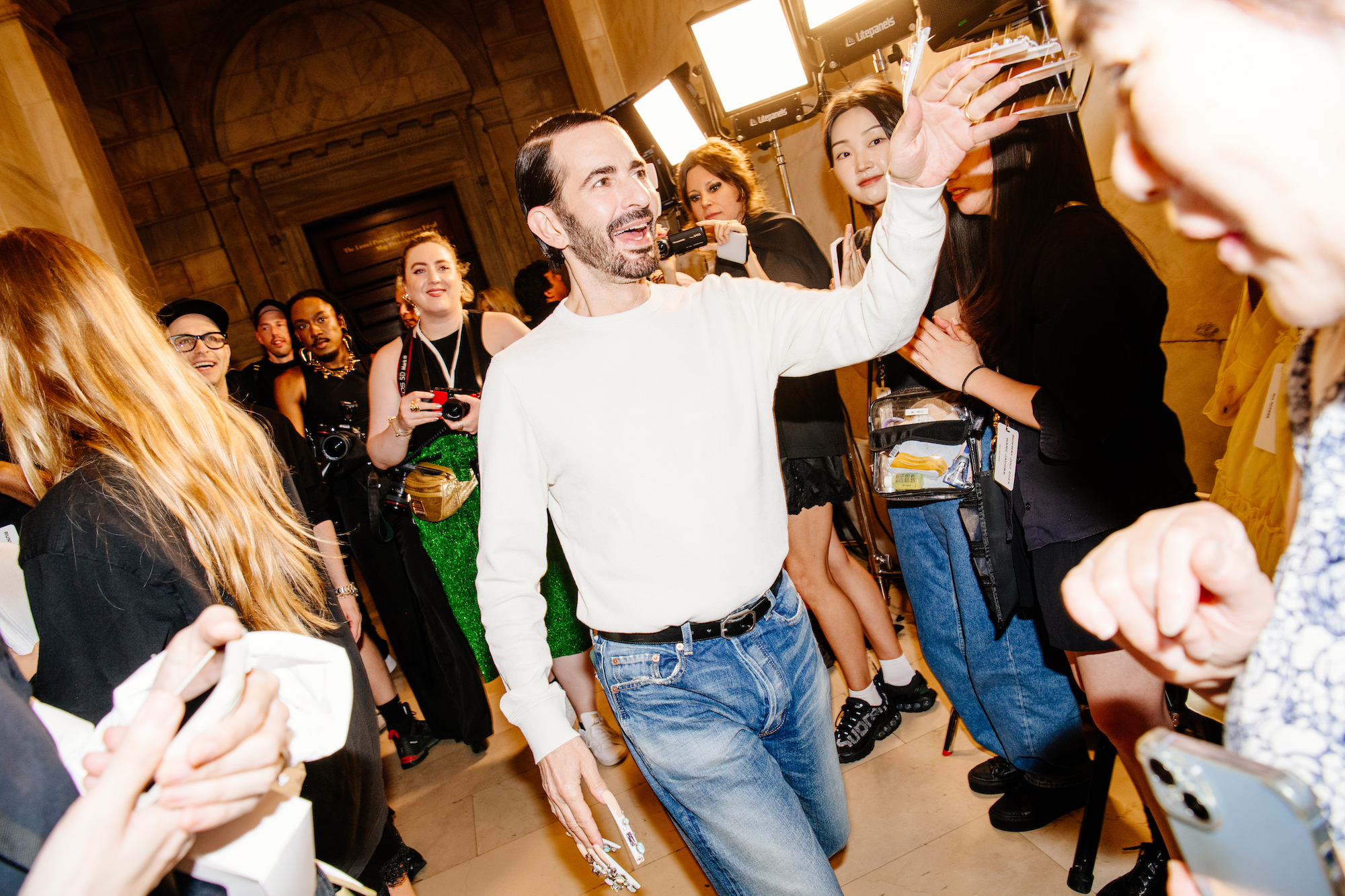 Achter de schermen bij de Marc Jacobs-show in de New York Public Library