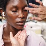 Model bij Sacai modeshow beauty backstage