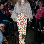 Print met aardbeien op de catwalk bij Gucci lente/zomer 2019