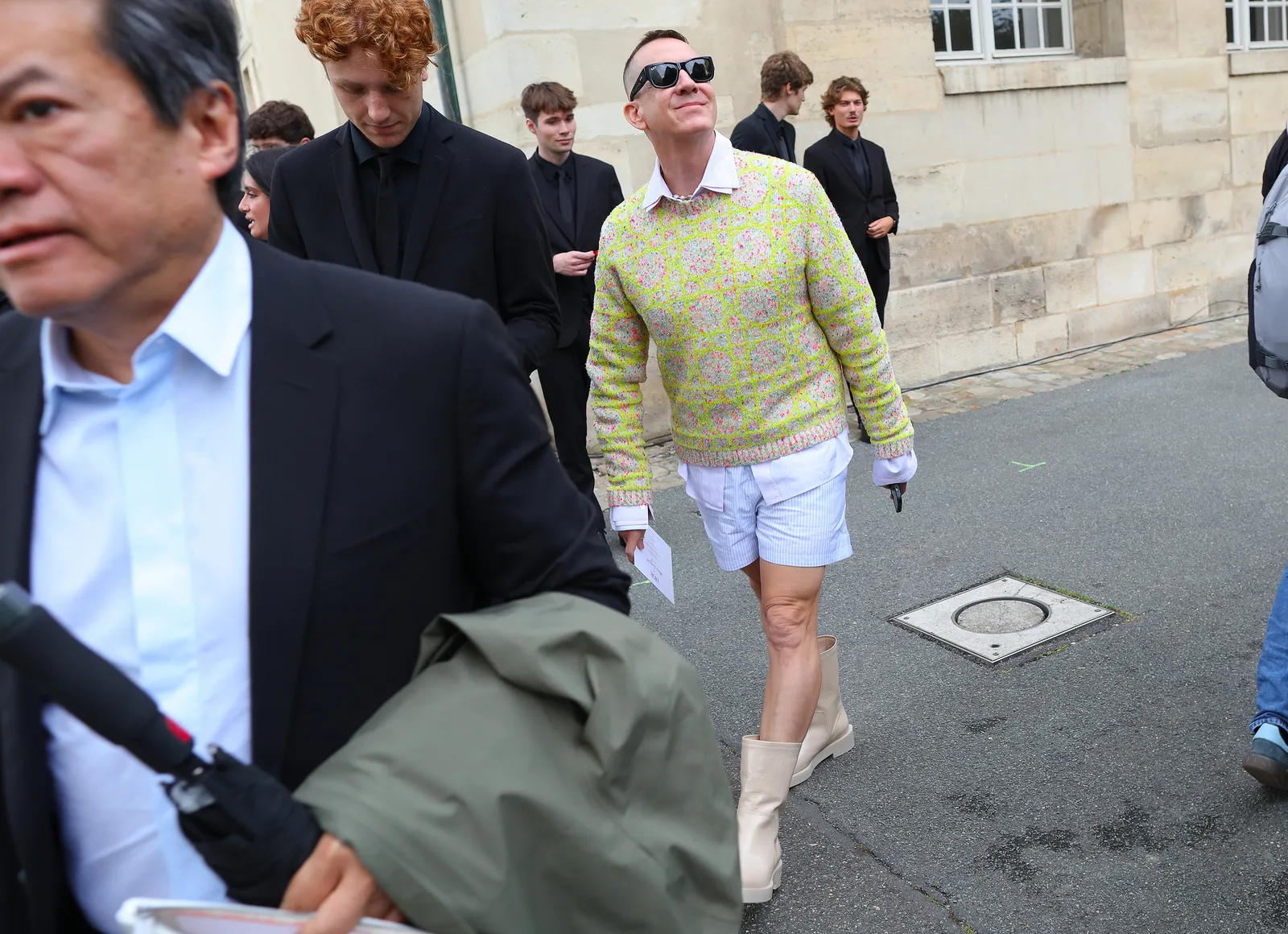 Man met een groene trui tijdens fashion week