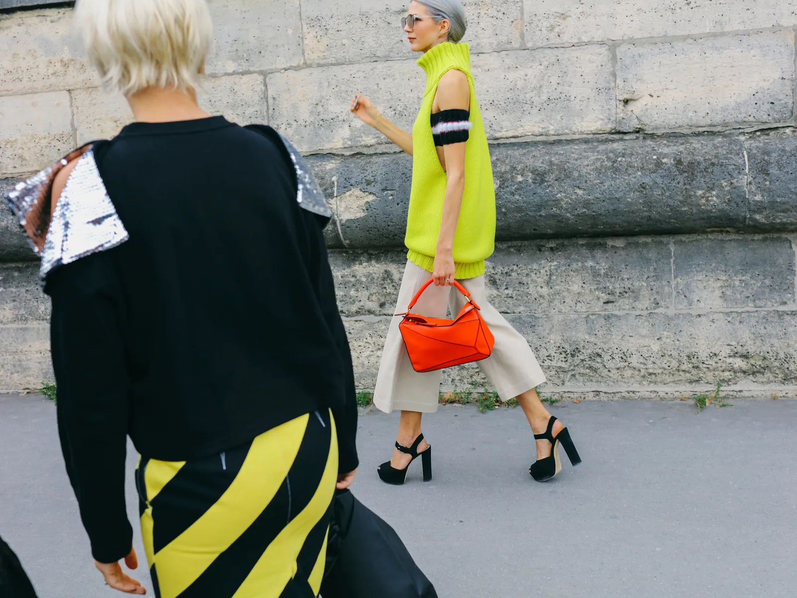 Een outfit perfect voor brat summer gespot tijdens fashion week