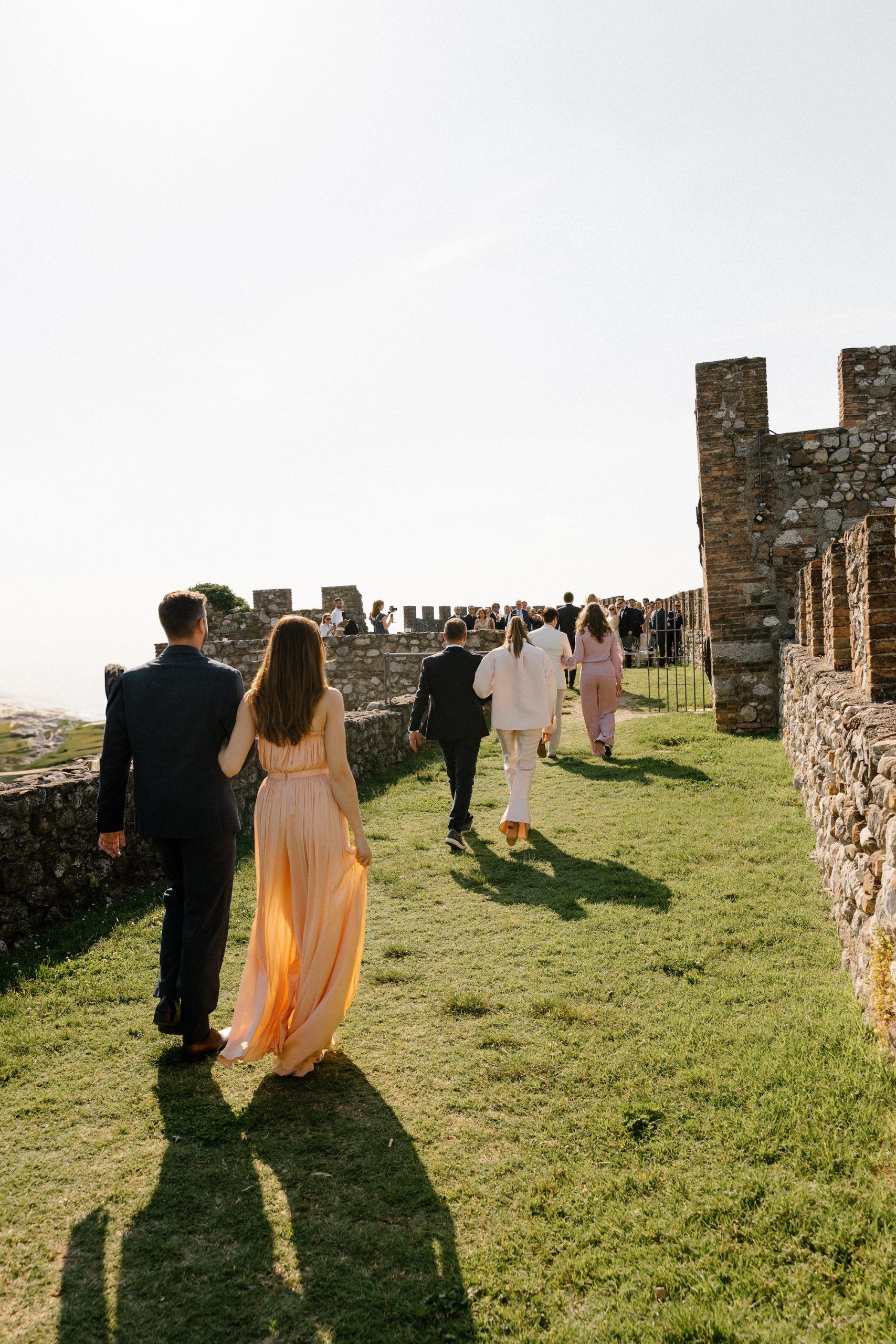 De gasten arriveren op de trouwlocatie