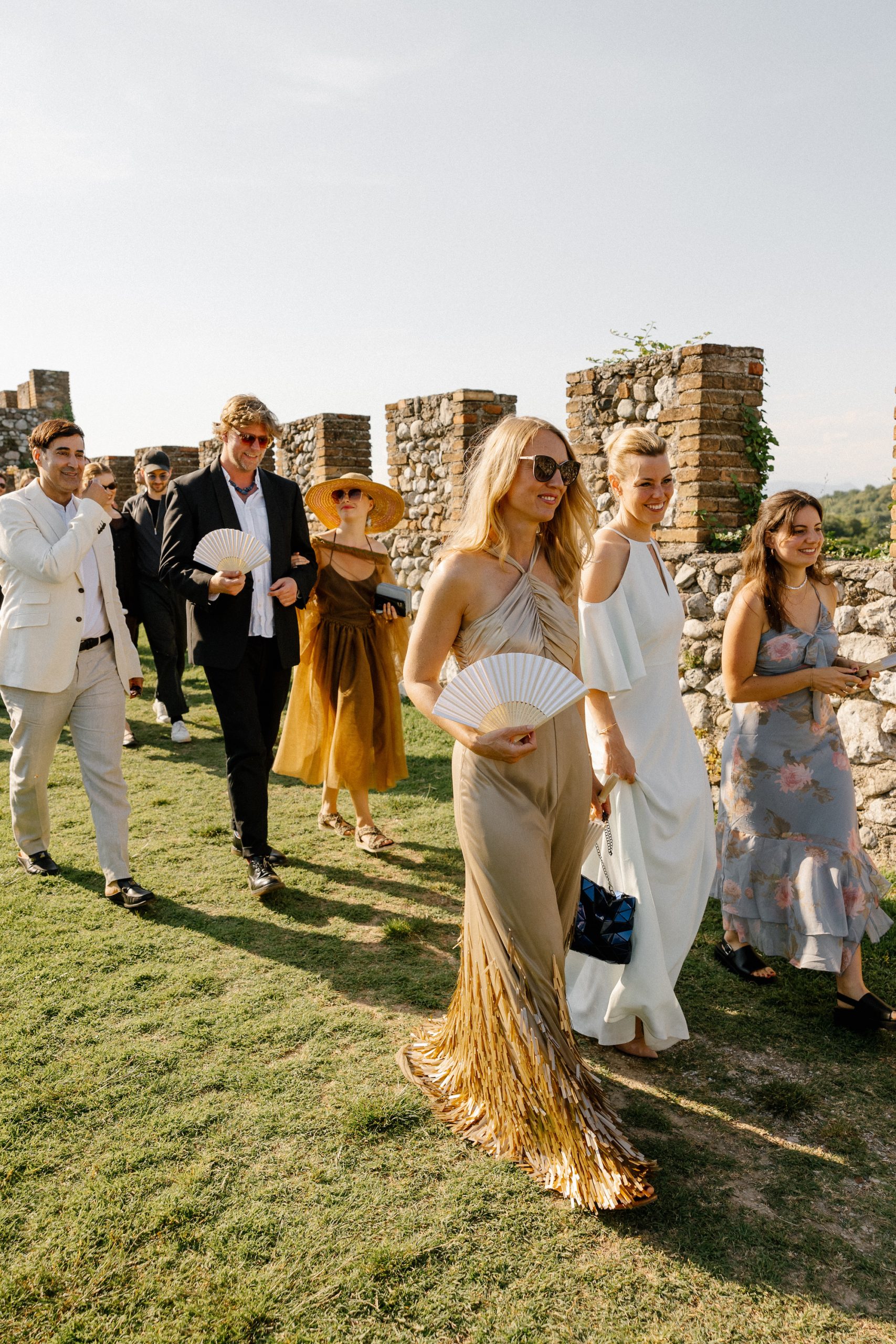 De gasten vertrekken voor het aperitief