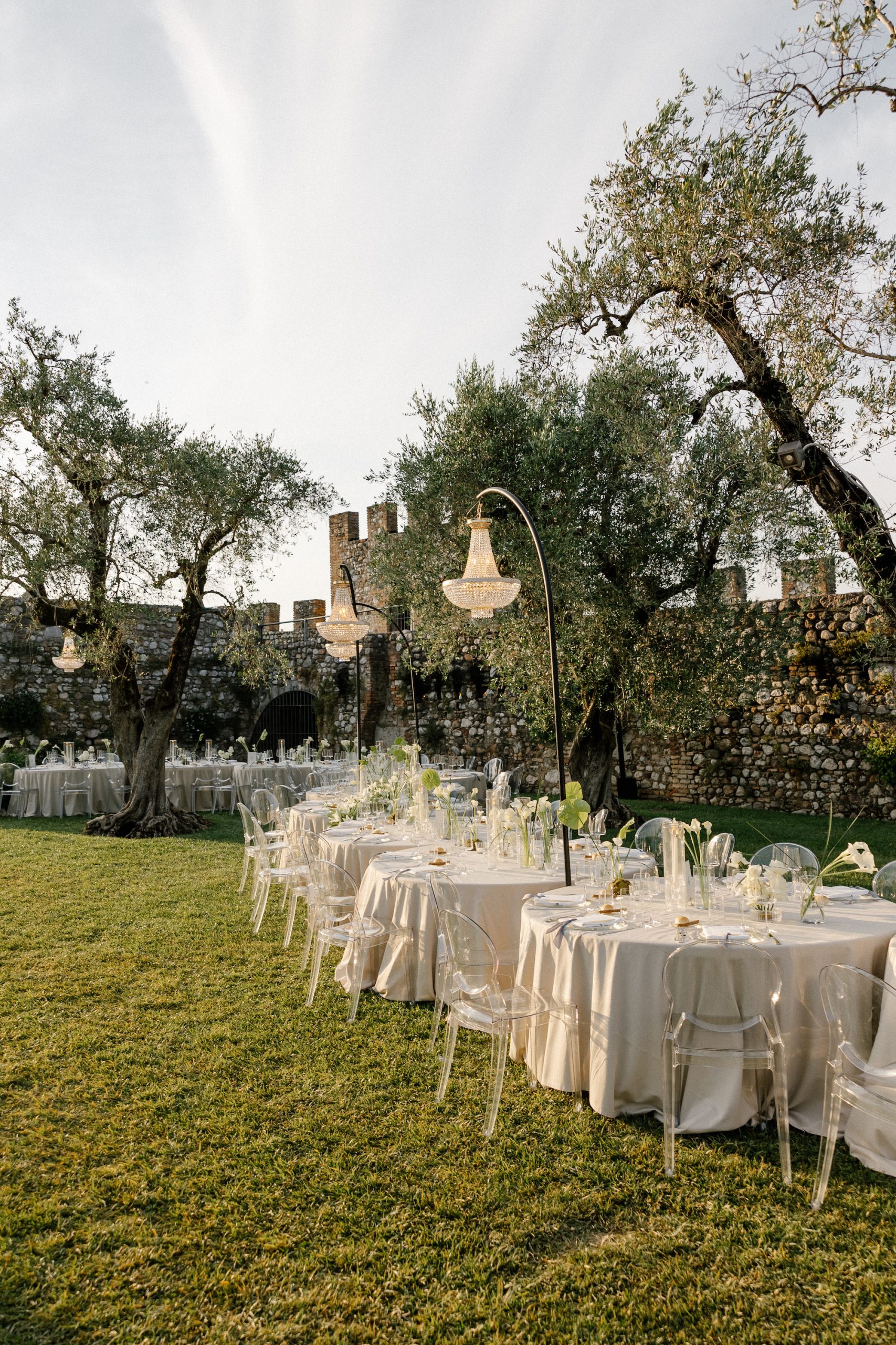 De setting van het diner op de trouwlocatie