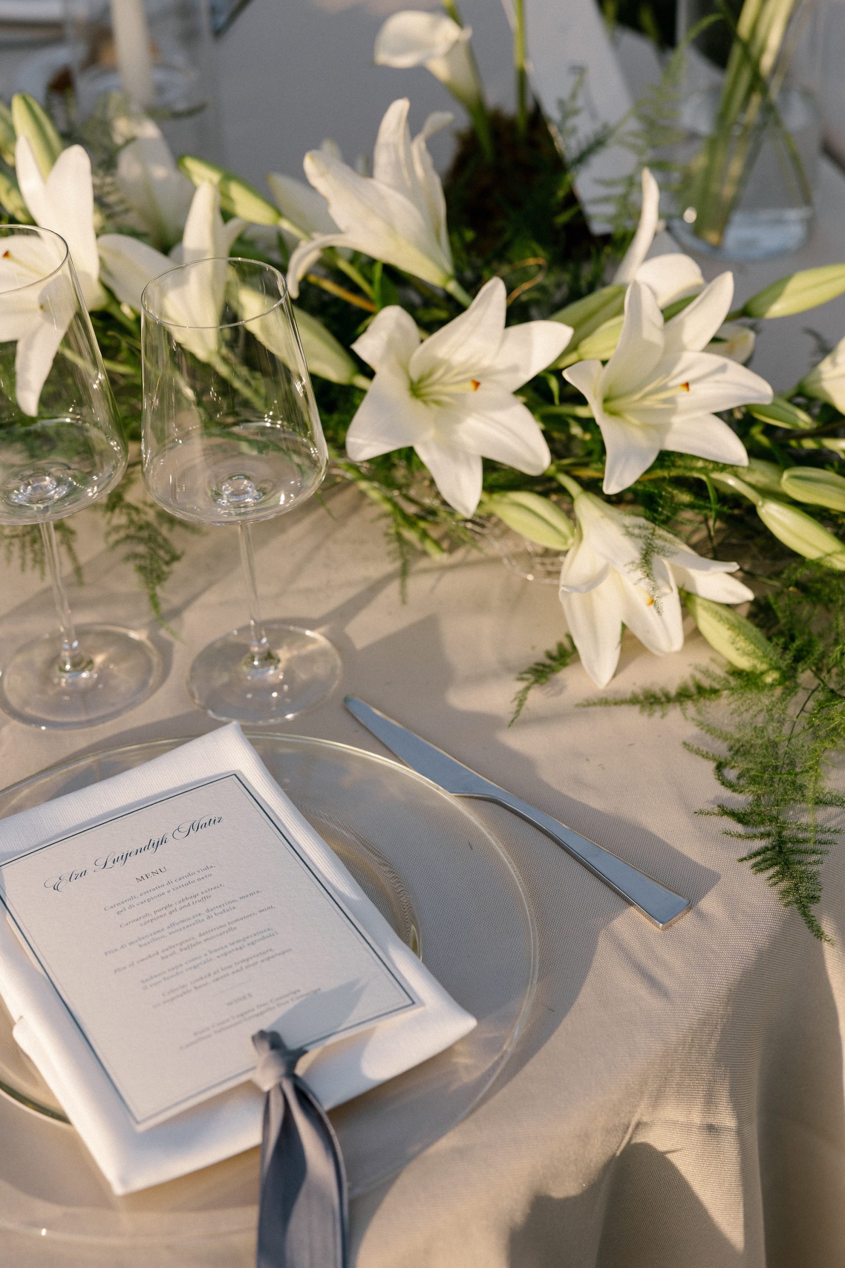 De setting van het diner op de trouwlocatie